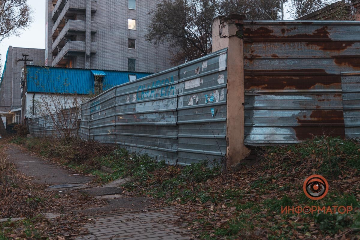 Одно заброшенное здание там уже убрали Одно заброшенное здание там уже убрали
