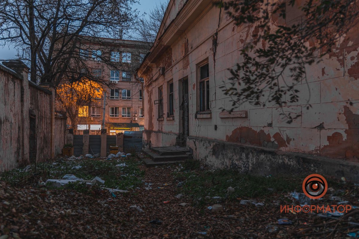 Здание ограждено (но не везде) Здание ограждено (но не везде)