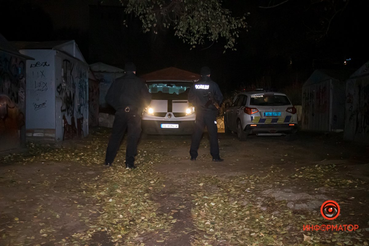 В Днепре на улице Максима Дия между гаражей умер парень 1