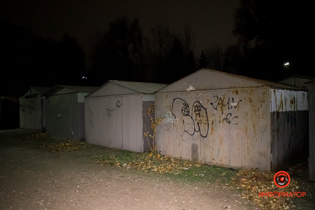 В Днепре на улице Максима Дия между гаражей умер парень 2