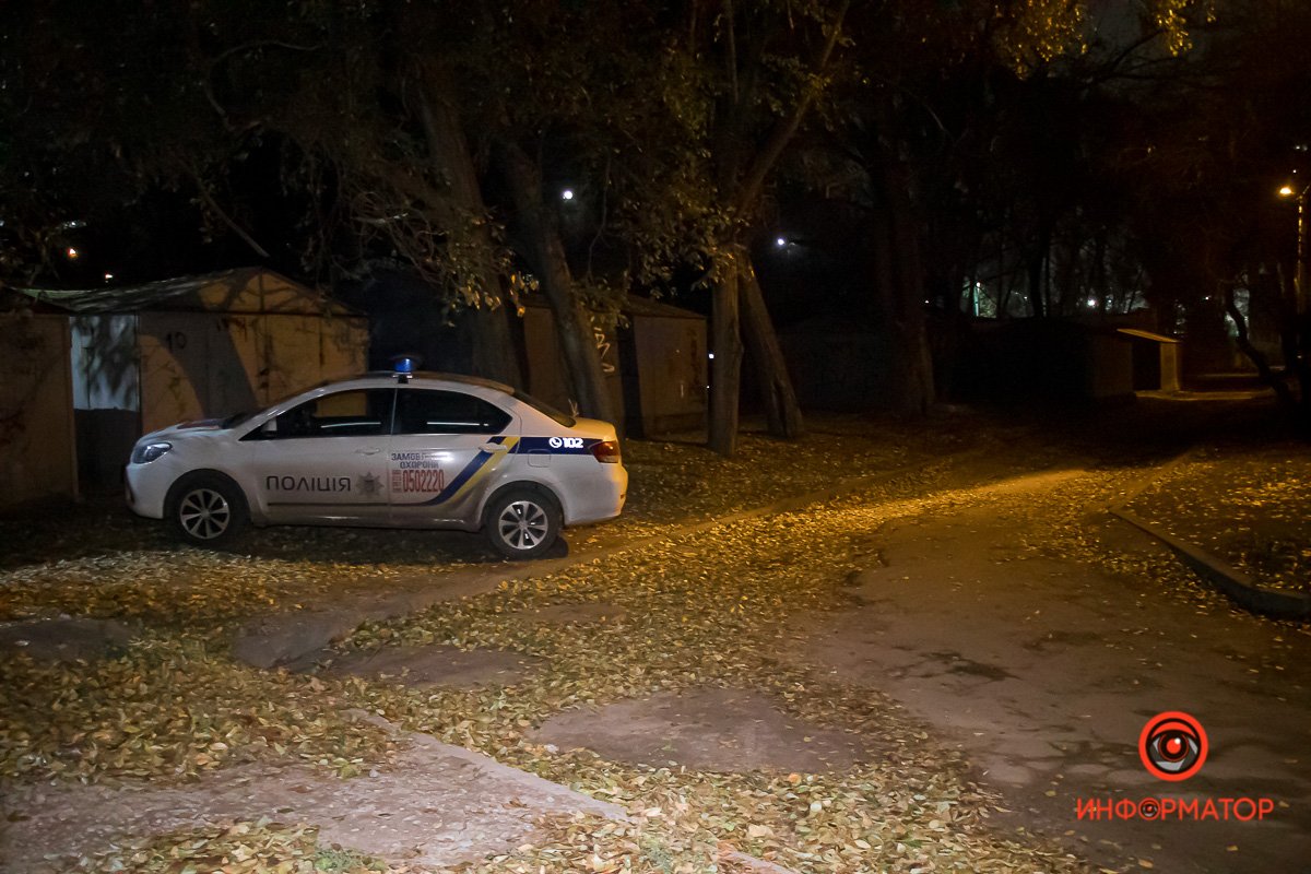 В Днепре на улице Максима Дия между гаражей умер парень 3