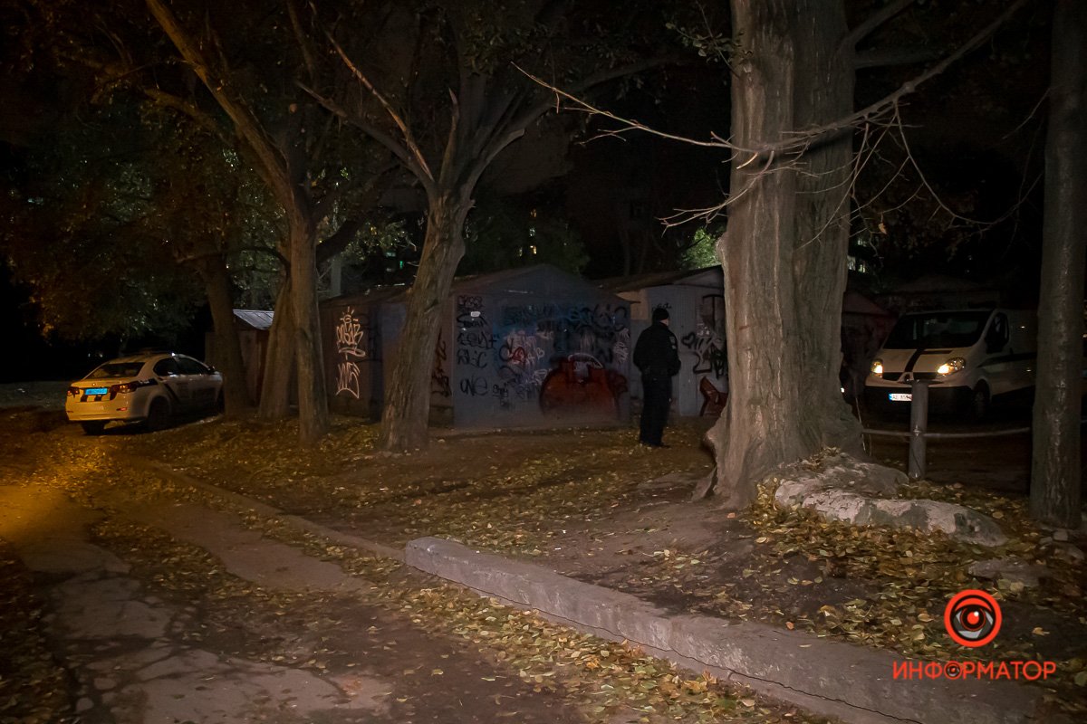 В Днепре на улице Максима Дия между гаражей умер парень 4