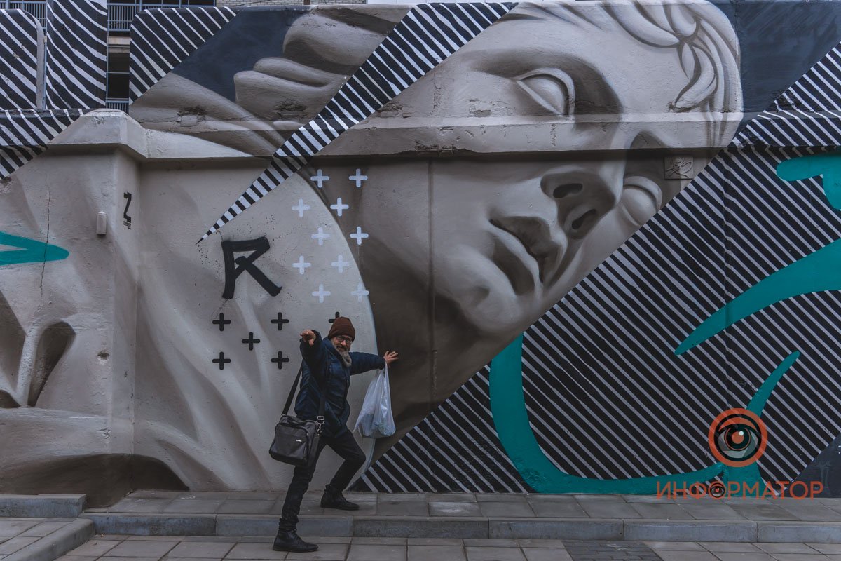 Возле такого шедевра грех не сделать фото 😅