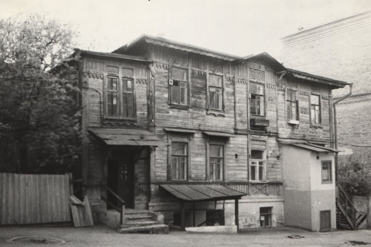 Позже у дома появилась дополнительная пристройка, уже не деревянная