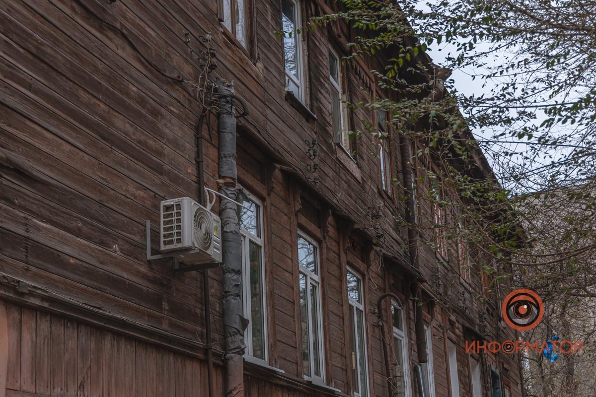 Атмосферно. Не вписываются в контекст времени только кондиционер и пластиковые окна