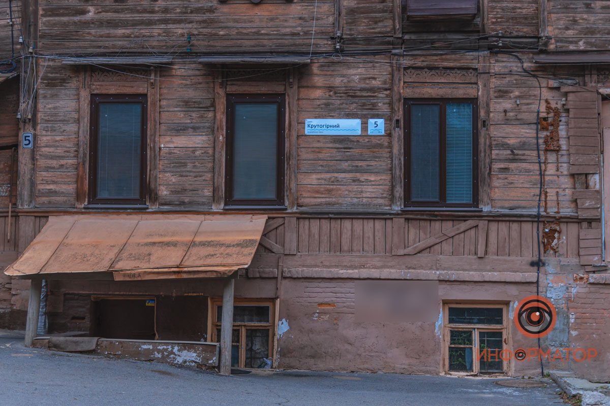 Фасад пострадал не только от времени, но и от рук вандалов