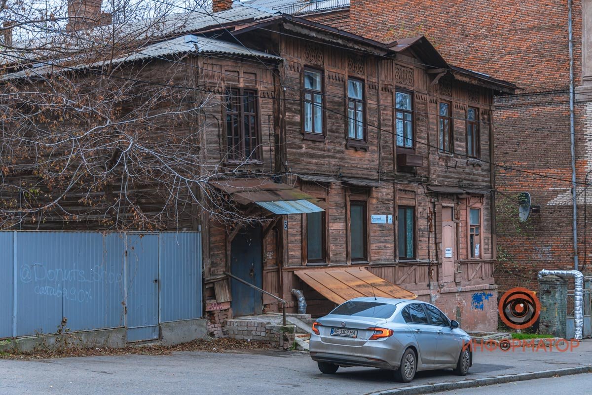 Пристройка слева начала проседать