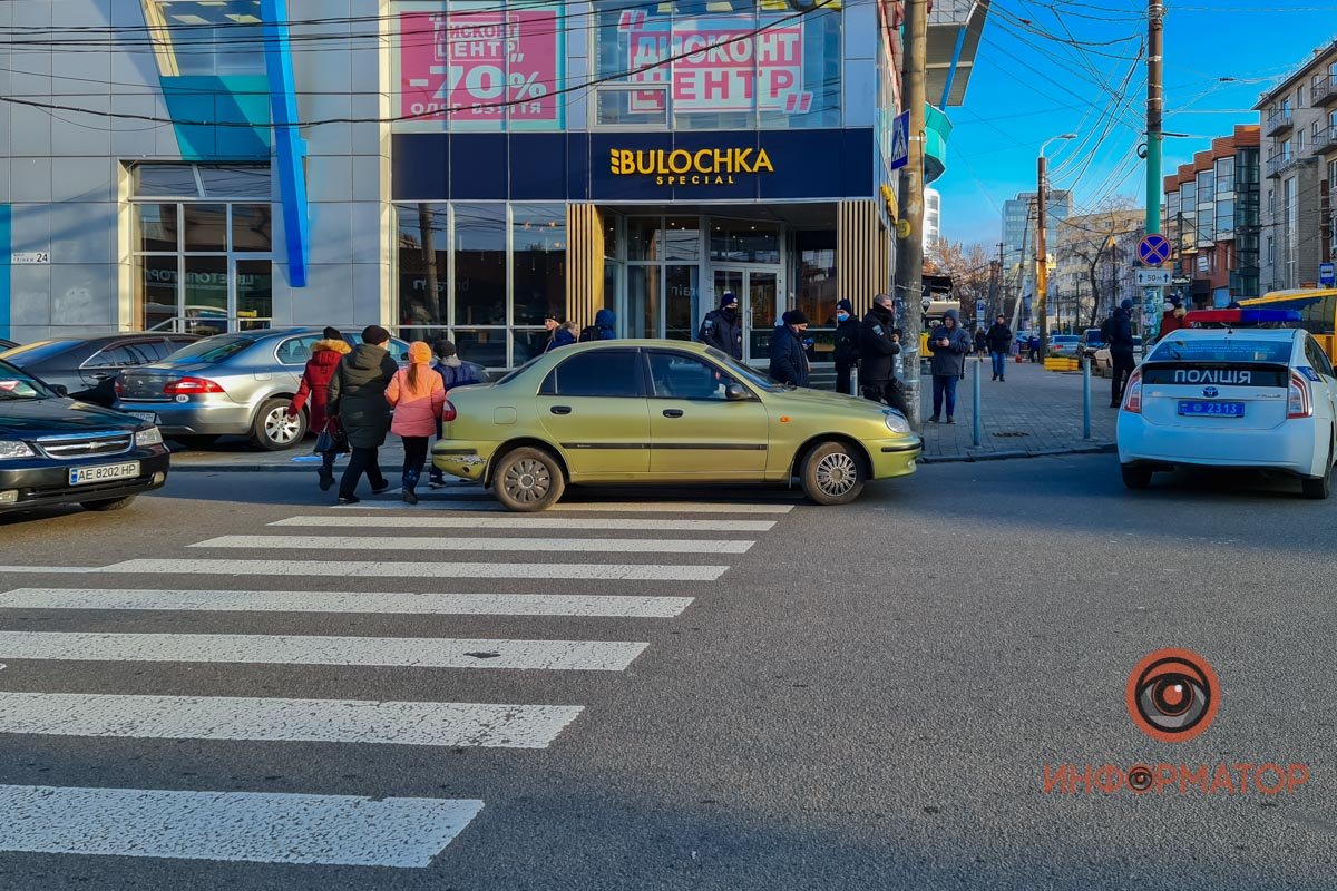На улице Владимира Мономаха автомобиль Daewoo сбил мужчину, женщину и девочку На улице Владимира Мономаха автомобиль Daewoo сбил мужчину, женщину и девочку