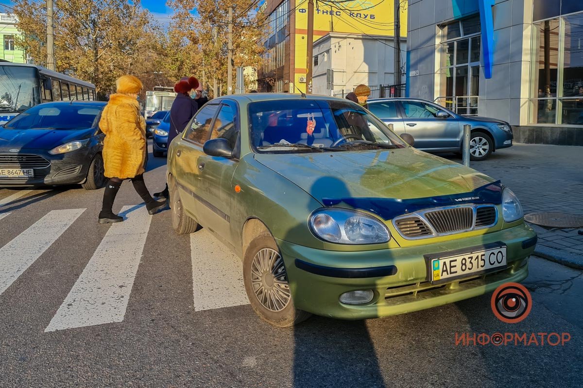В этот момент улицу Мономаха по пешеходному переходу переходила семья В этот момент улицу Мономаха по пешеходному переходу переходила семья
