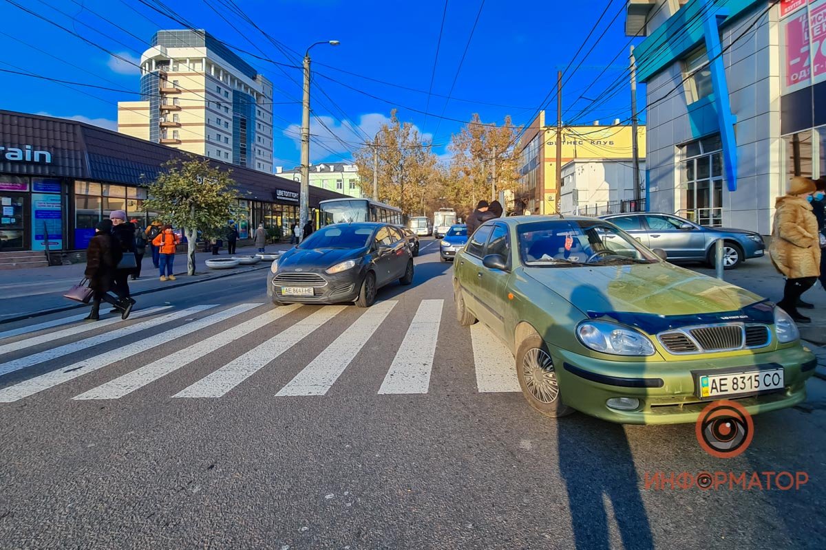 По словам водителя авто, его ослепило солнце, и он не увидел людей, из-за чего и сбил их По словам водителя авто, его ослепило солнце, и он не увидел людей, из-за чего и сбил их