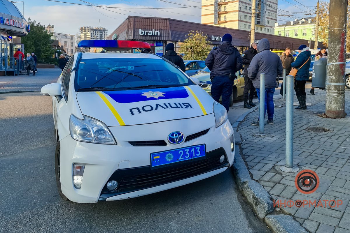 Из-за ДТП затруднено движение по улице Мономаха, занят левый ряд Из-за ДТП затруднено движение по улице Мономаха, занят левый ряд