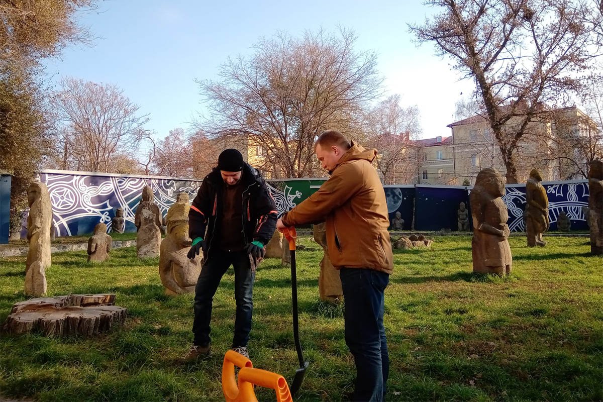 Уличная экспозиция каменной пластики у здания музея насчитывает уже 49 экспонатов