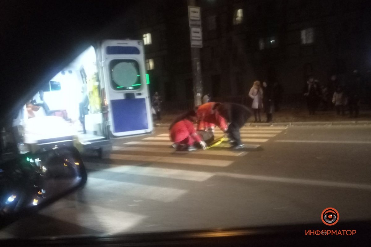 Автомобиль зацепил пешехода боковым зеркалом Автомобиль зацепил пешехода боковым зеркалом