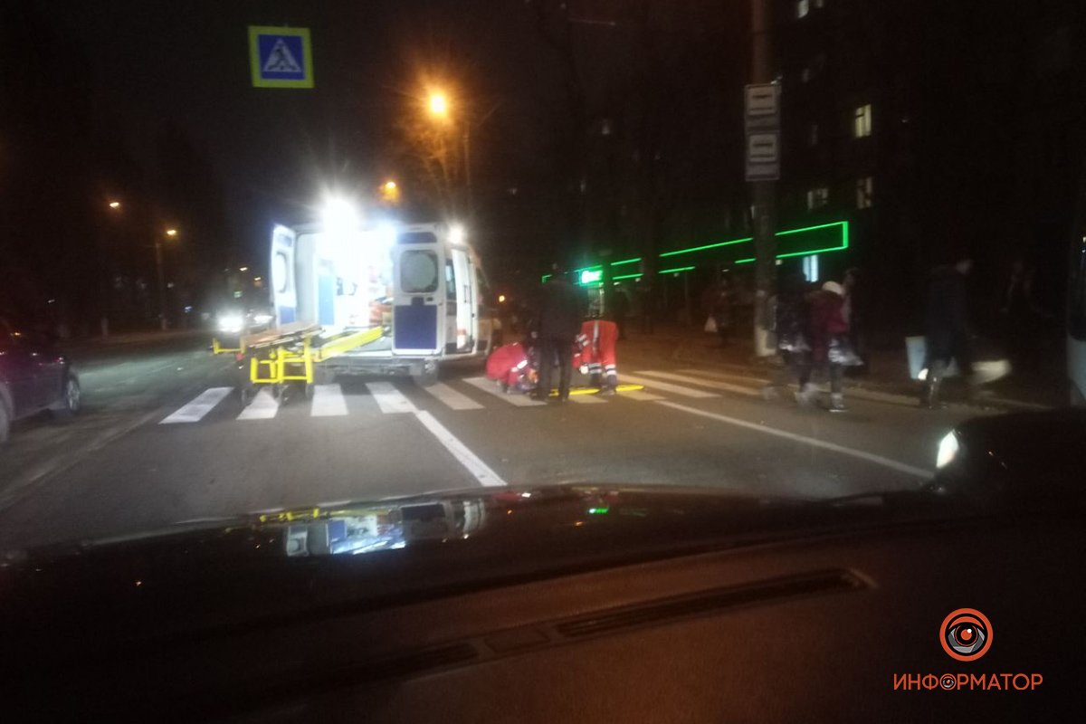 Медики оказались помощь и отвезли пострадавшую в 16-ю больницу Медики оказались помощь и отвезли пострадавшую в 16-ю больницу