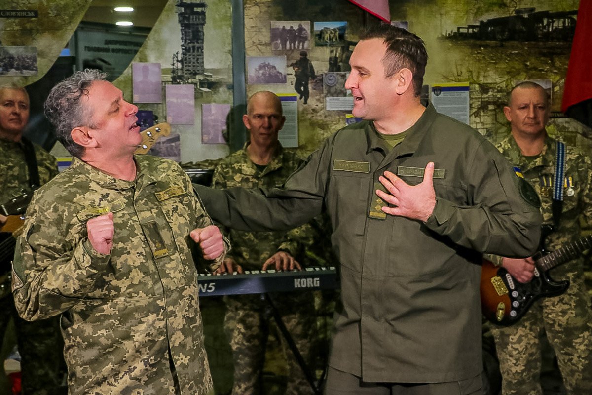 Автор музыки и слов - старший лейтенант 17-го отдельного мотопехотного батальона ВСУ Дмитрий Калиниченко