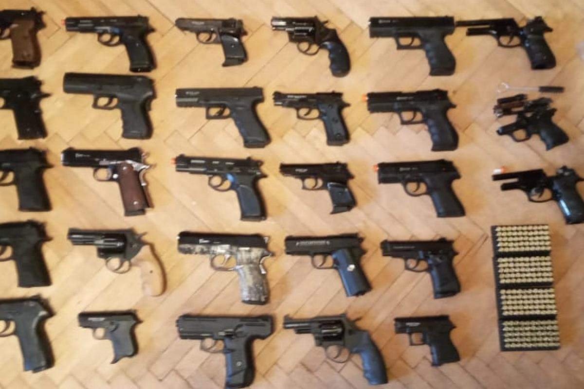 Правоохранители провели 17 обысков как у членов группировки, так и у их клиентов Правоохранители провели 17 обысков как у членов группировки, так и у их клиентов