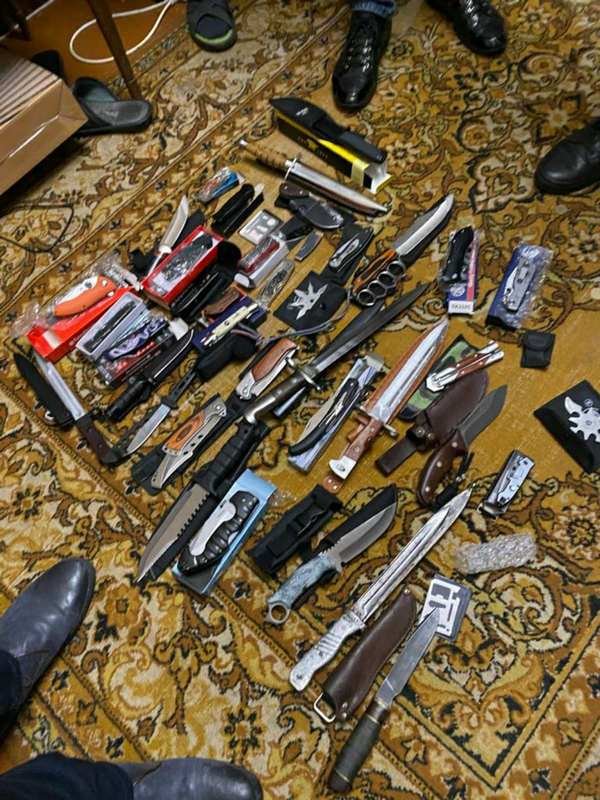 Около 70 единиц холодного оружия Около 70 единиц холодного оружия