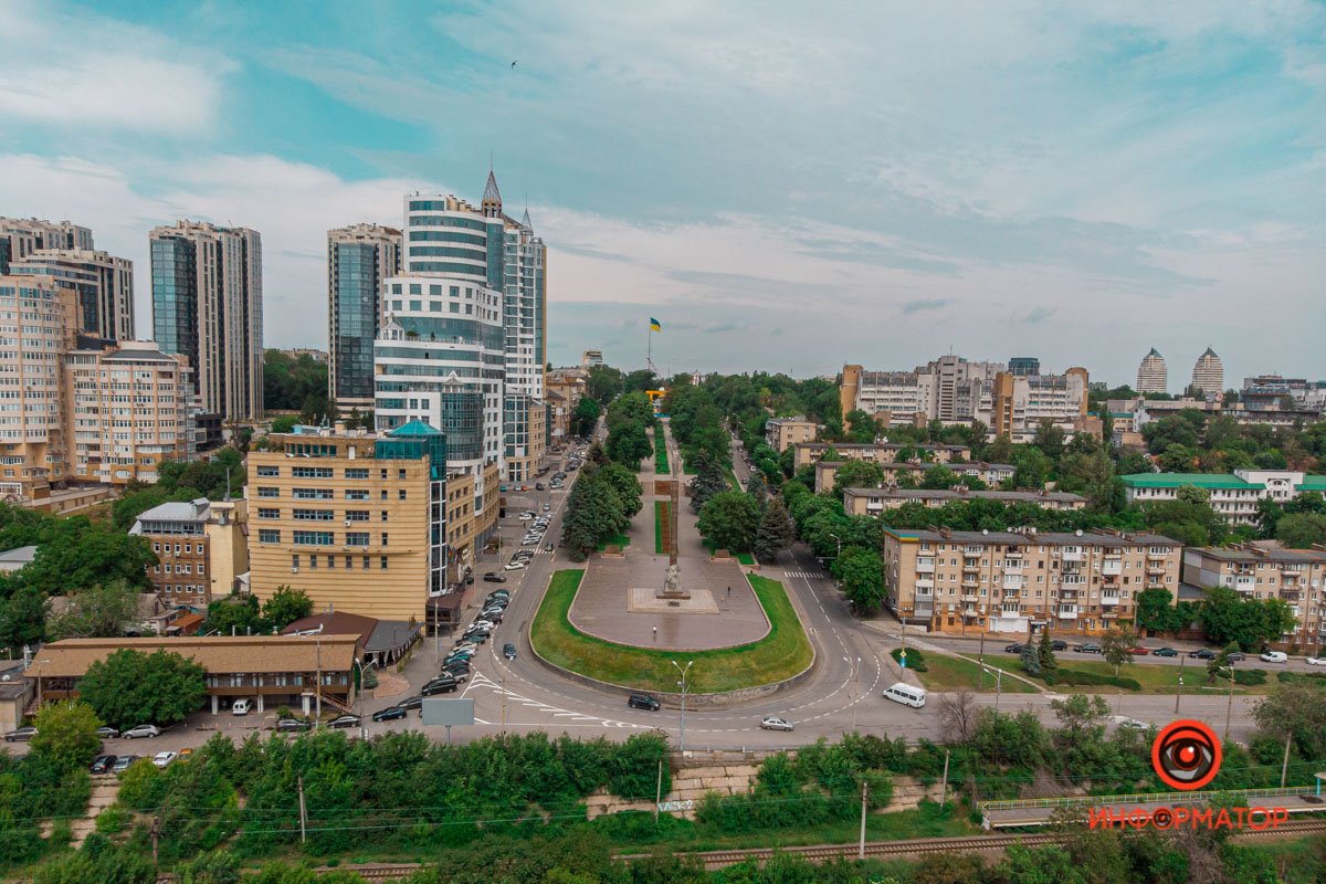 Памятник Славы представляет собой 25-метровый четырехгранный пилон Памятник Славы представляет собой 25-метровый четырехгранный пилон