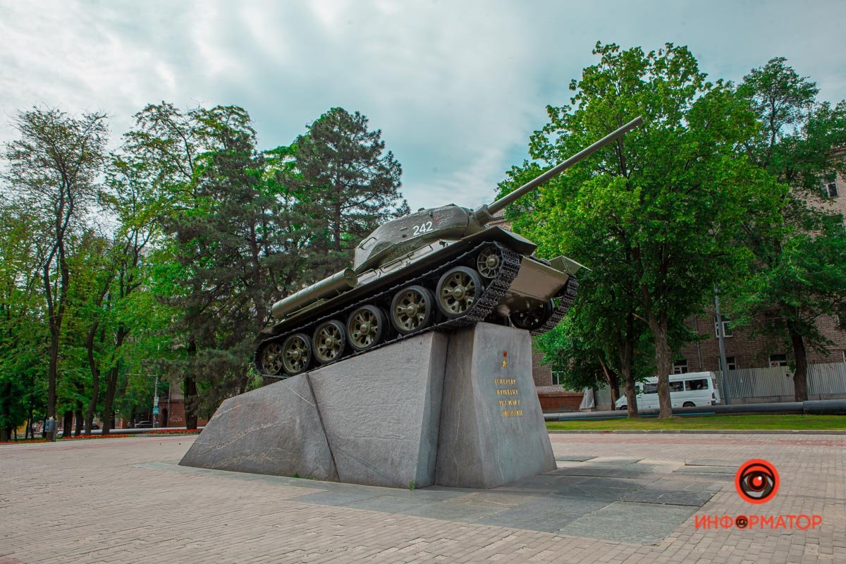 Памятник "Танк" в Днепре Памятник "Танк" в Днепре