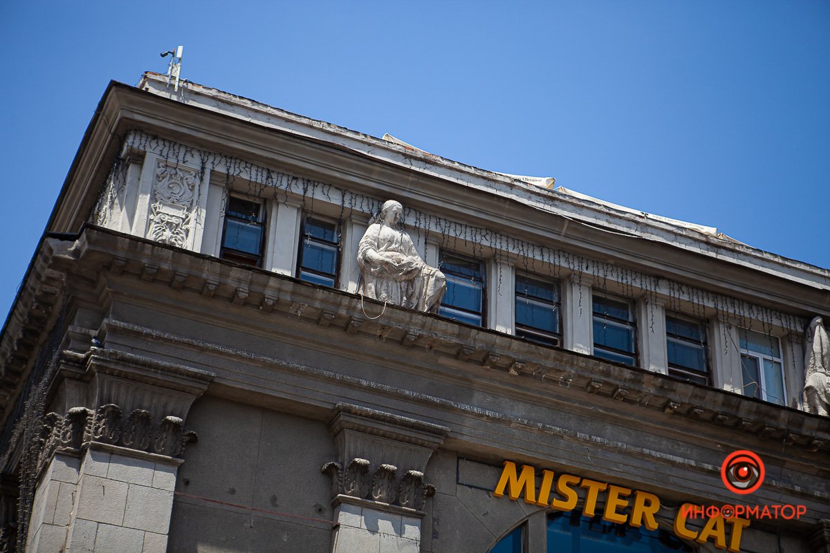 ЦУМ в Днепре построен в стиле ар деко по проекту архитектора Красносельского и украшен гипсовыми статуями ЦУМ в Днепре построен в стиле ар деко по проекту архитектора Красносельского и украшен гипсовыми статуями