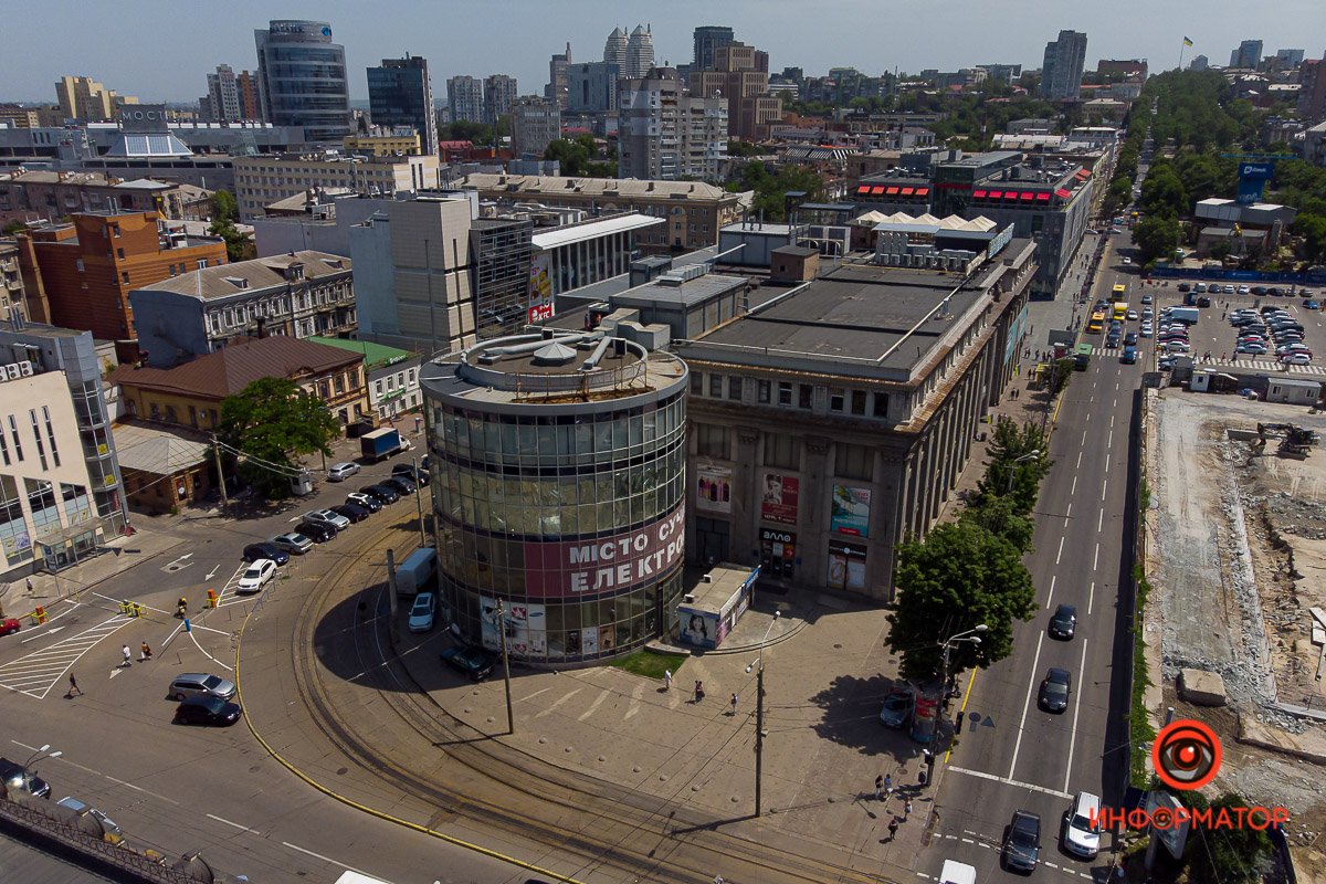 В 2002 году со стороны улицы Владимира Мономаха к ЦУМу пристроили четырехэтажную стеклянную «Ротонду» В 2002 году со стороны улицы Владимира Мономаха к ЦУМу пристроили четырехэтажную стеклянную «Ротонду»