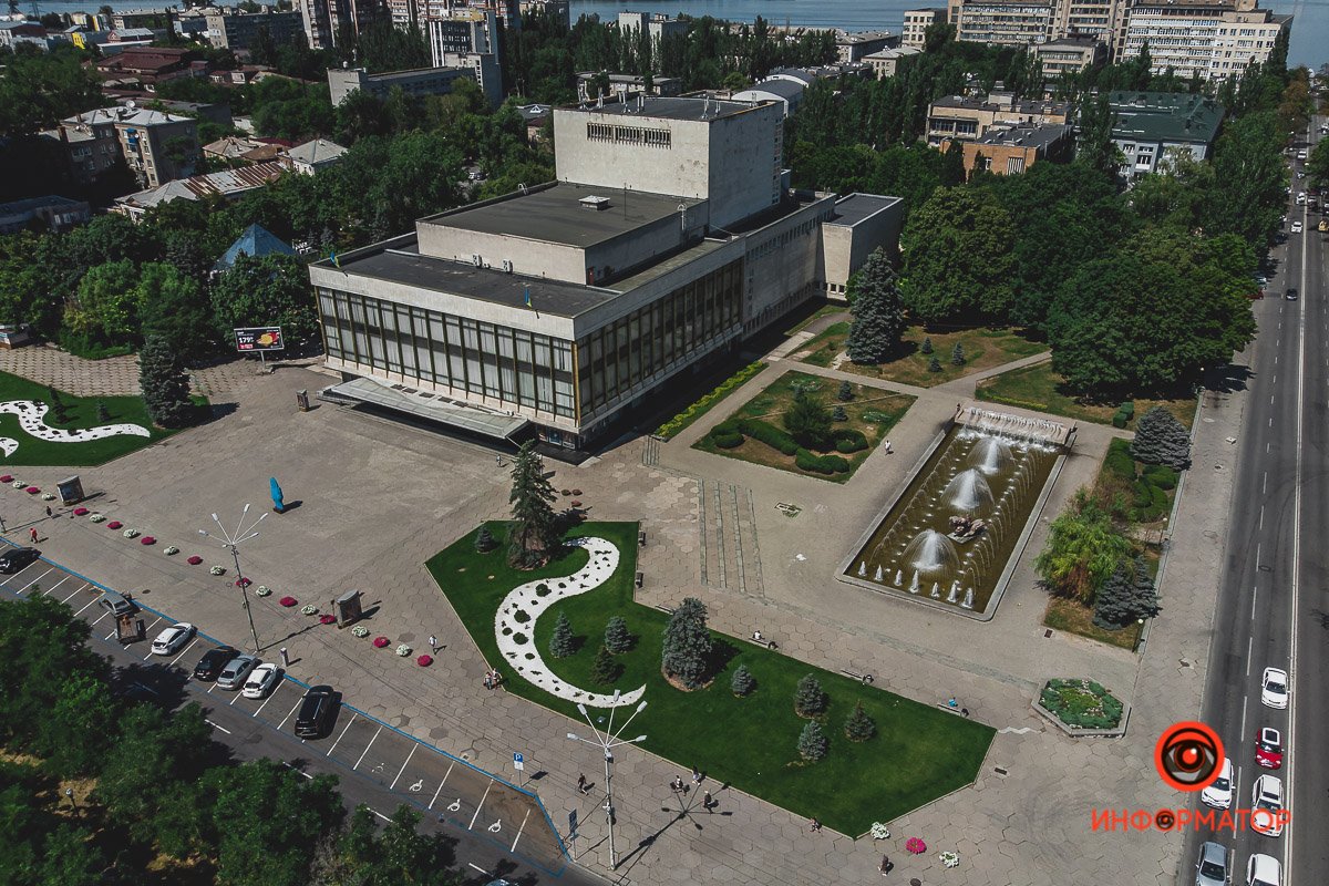 Оперный театр и свето-музыкальный фонтан «Муза» в Днепре Оперный театр и свето-музыкальный фонтан «Муза» в Днепре