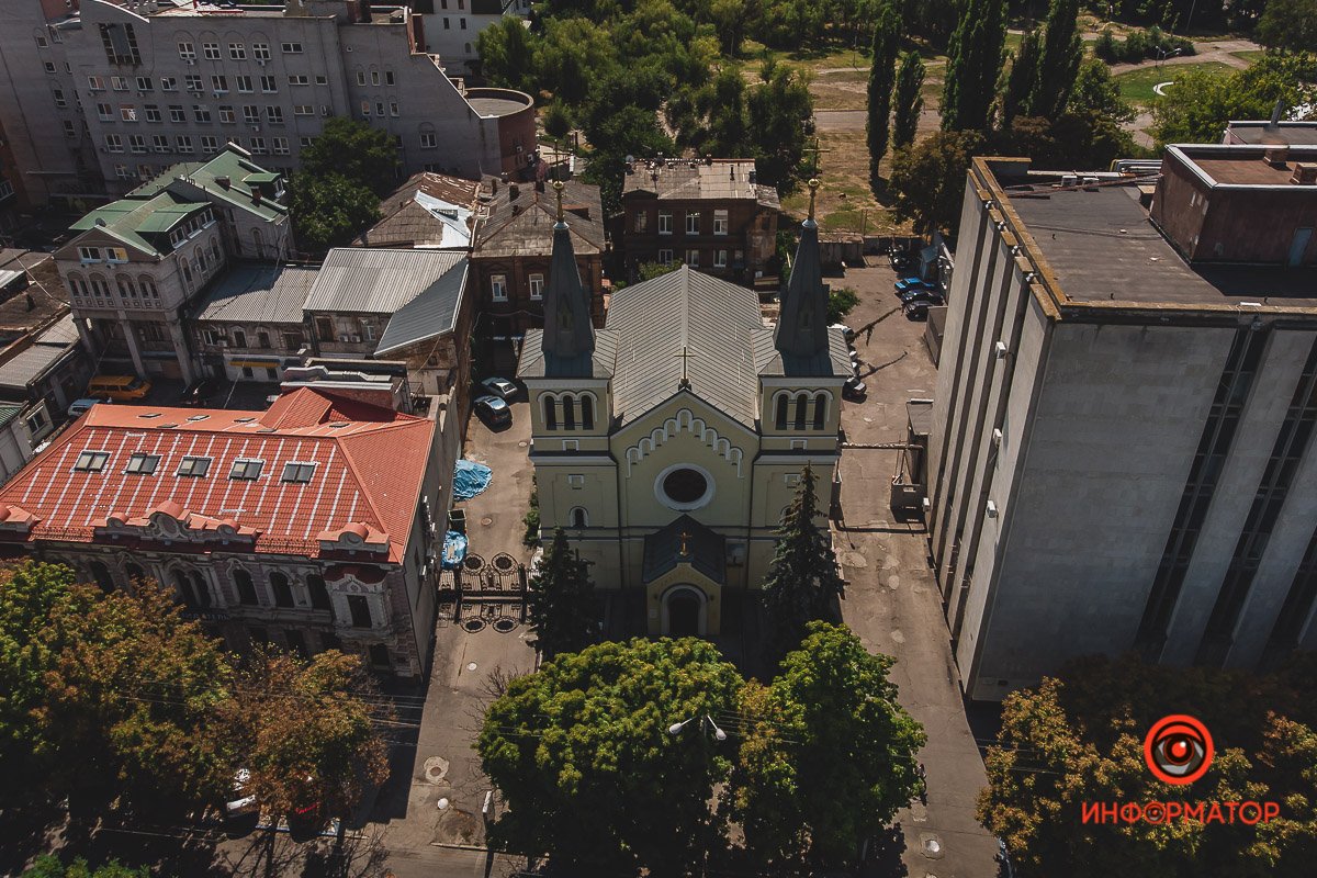 Римско-католический костел в Днепре построен в 1877 году в неоготическом стиле, с применением элементов романского стиля Римско-католический костел в Днепре построен в 1877 году в неоготическом стиле, с применением элементов романского стиля