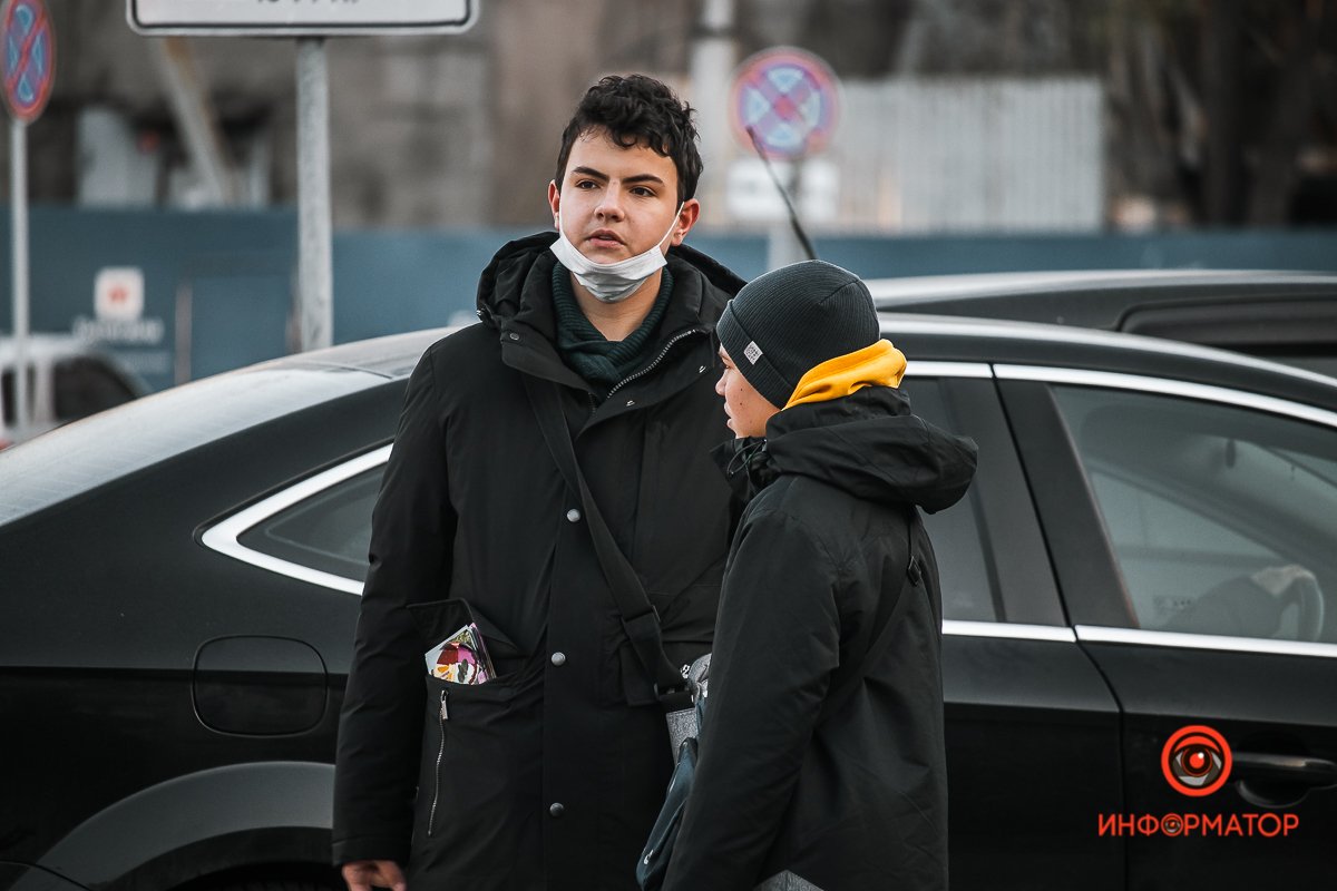 Оценивает ситуацию: работают кафе или нет