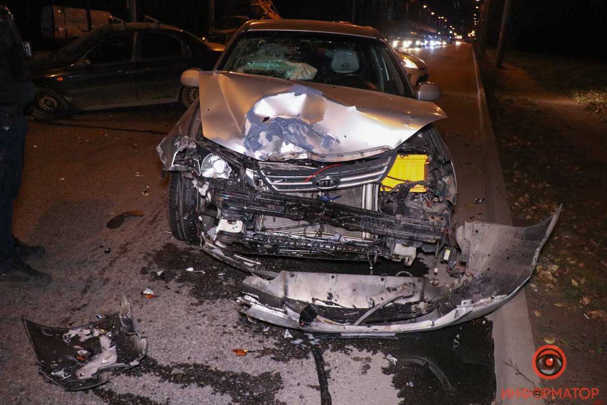 В Днепре на Набережной Победы столкнулись KIA и Daewoo: проезд перекрыт 3
