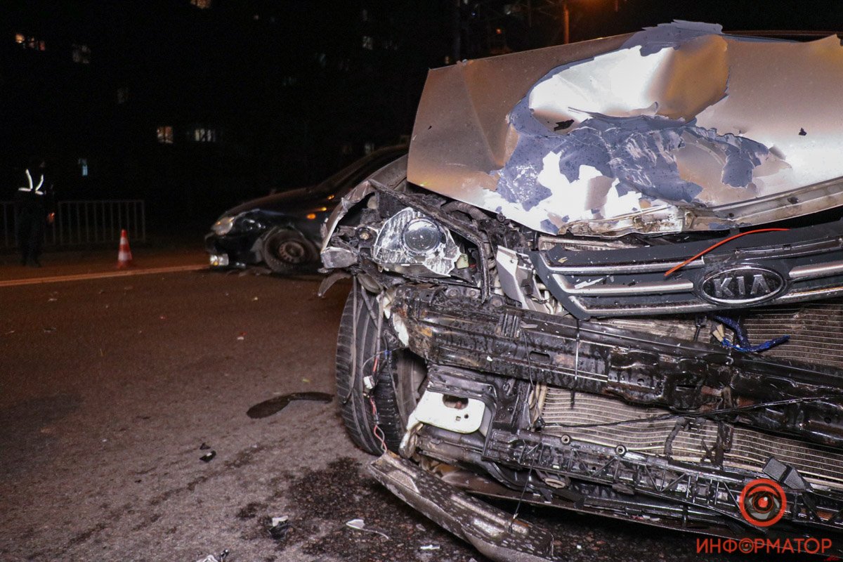 В Днепре на Набережной Победы столкнулись KIA и Daewoo: проезд перекрыт 6