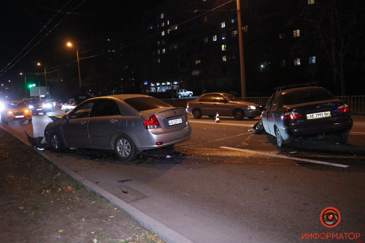 В Днепре на Набережной Победы столкнулись KIA и Daewoo: проезд перекрыт 8