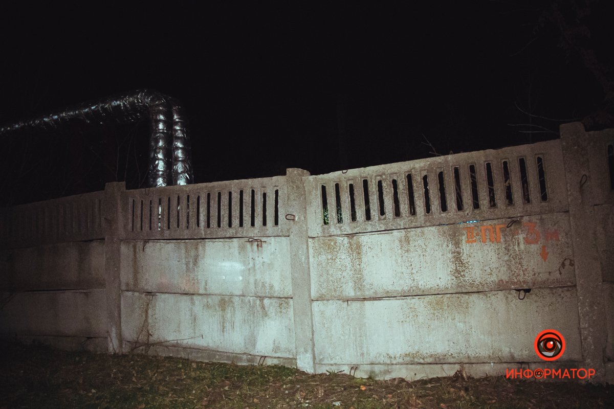 Подростки перелезли через забор