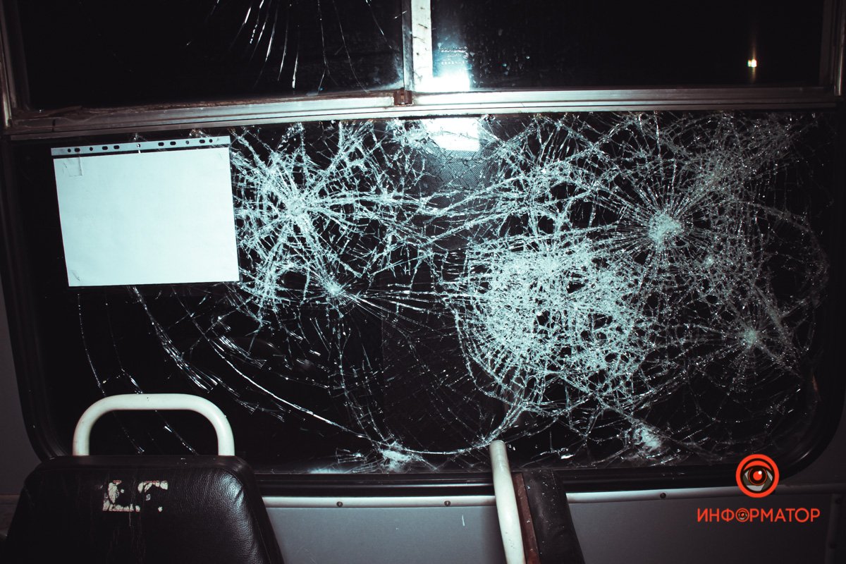 Камни бросали в стекла