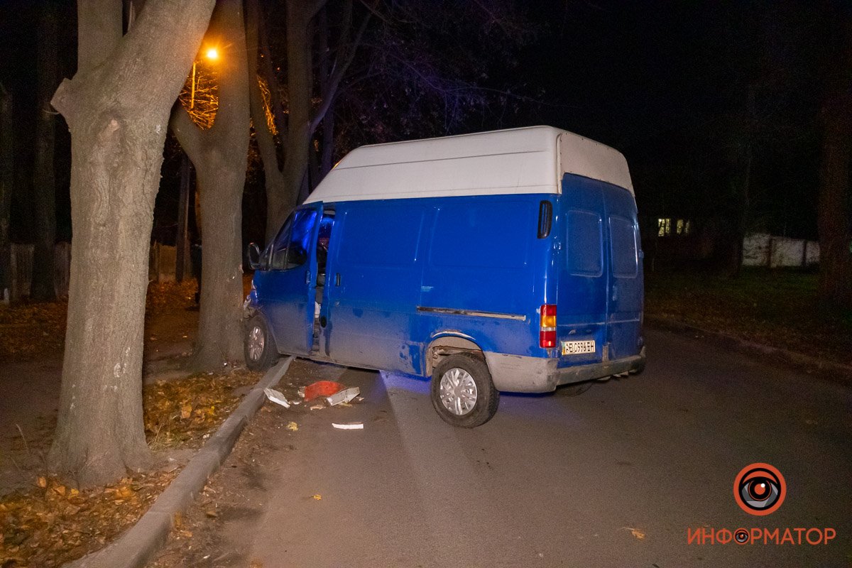 Автомобиль врезался в дерево