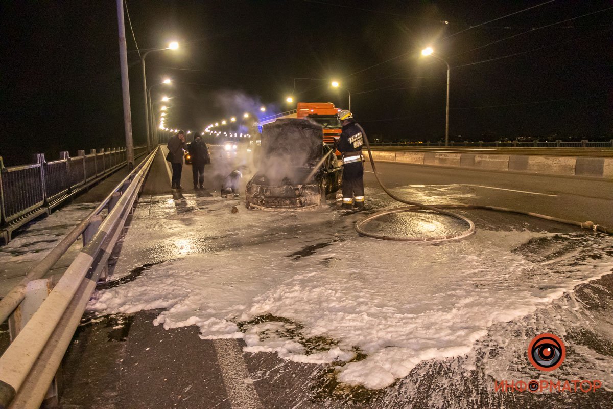 Автомобиль ехал с левого на правый берег Автомобиль ехал с левого на правый берег