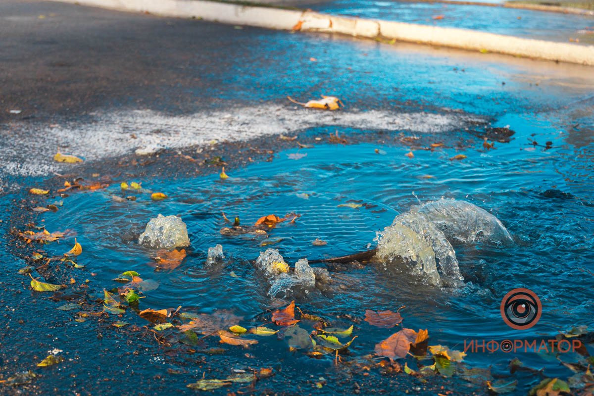 Напротив "Амстердама" из-под люка бежит вода
