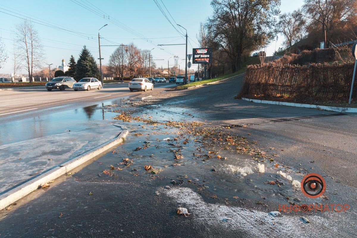 Дорогу медленно, но уверенно заливает водой