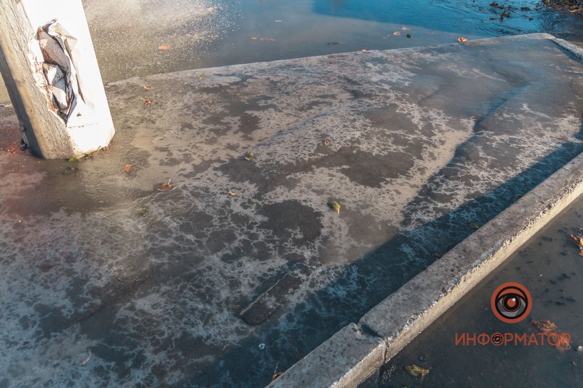 Вода замерзает