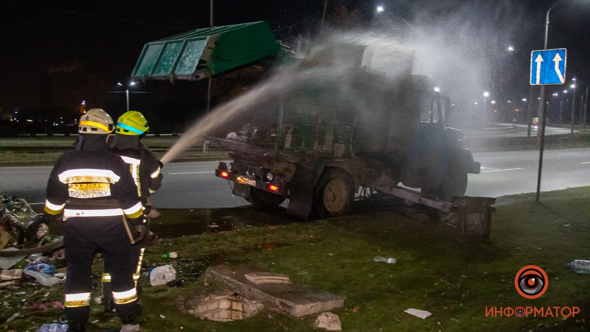 В Днепре на Кайдакском мосту на ходу загорелся мусоровоз