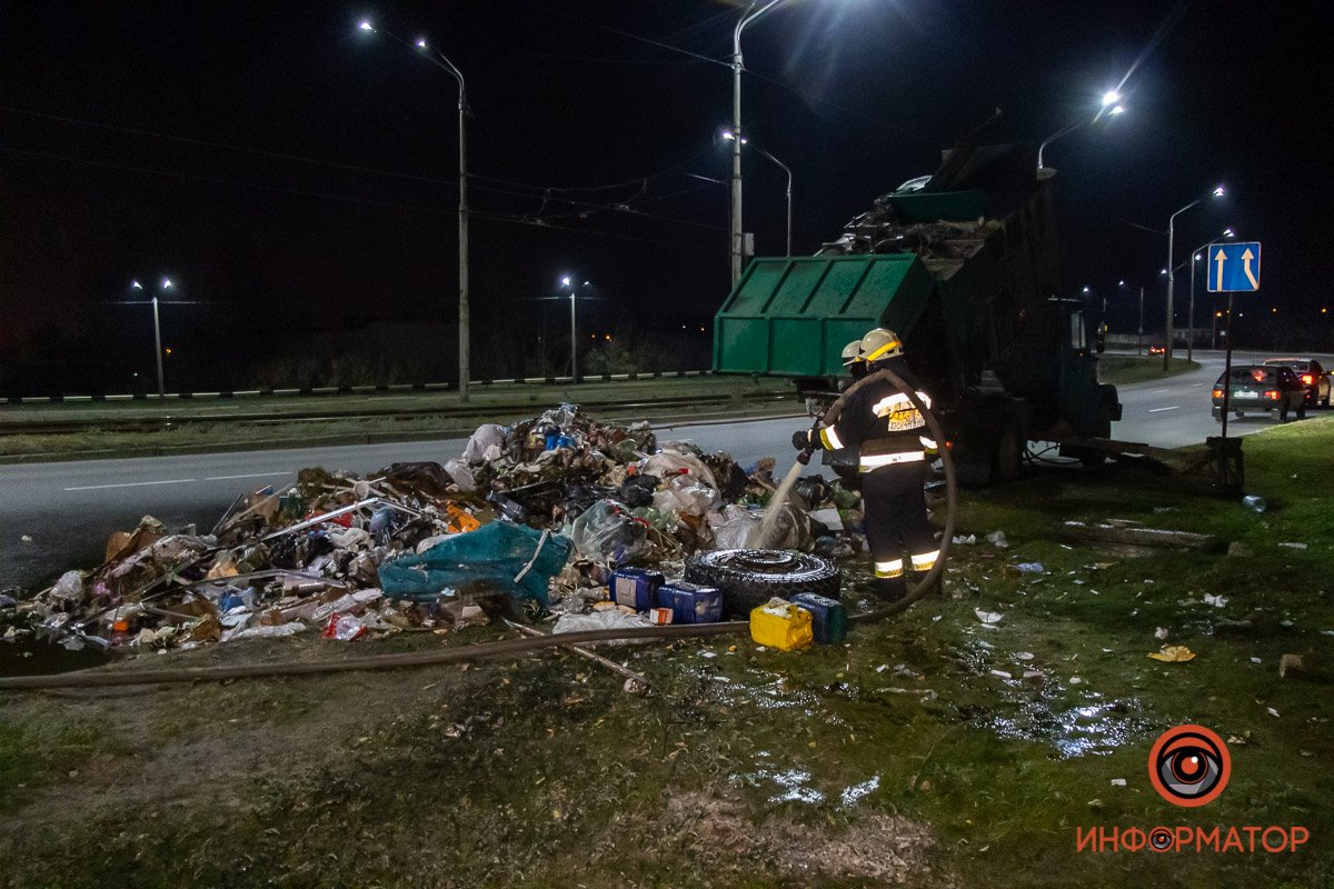 Во время движения по Кайдакскому мосту загорелся мусоровоз Во время движения по Кайдакскому мосту загорелся мусоровоз