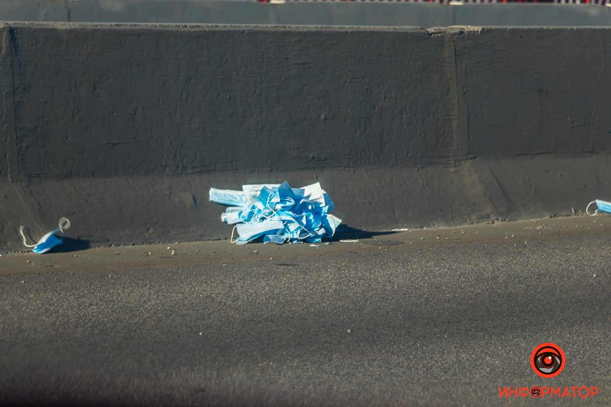 Со слов очевидцев, КамАЗ вез мусорные пакеты Со слов очевидцев, КамАЗ вез мусорные пакеты