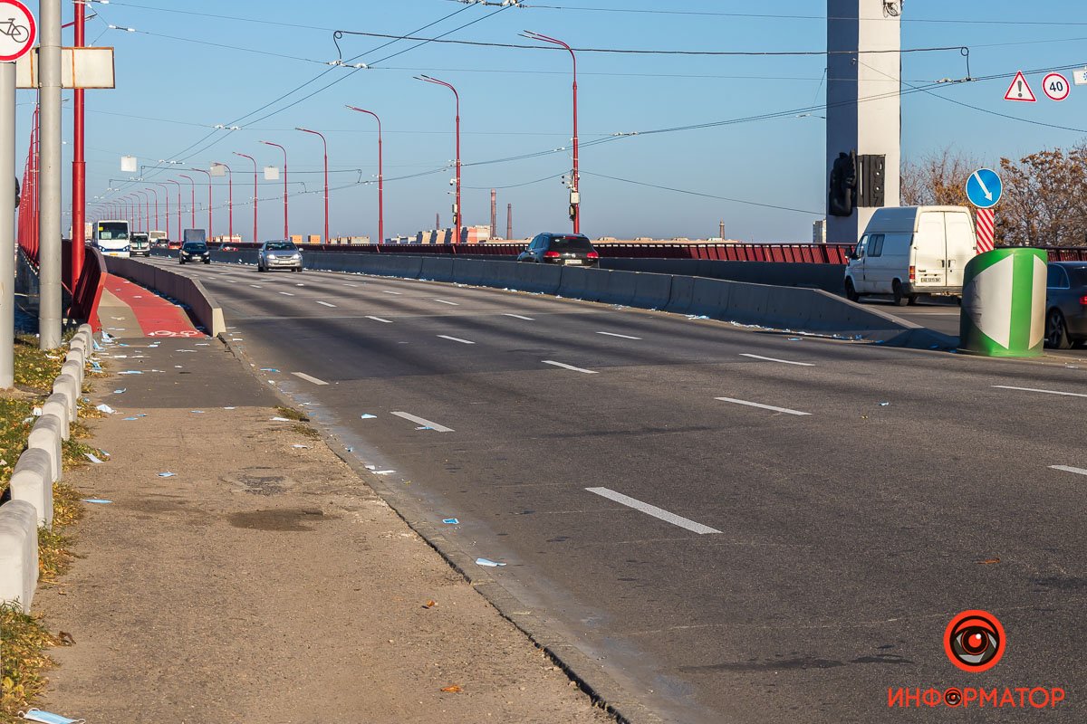 Несколько из пакетов выпали из кузова Несколько из пакетов выпали из кузова