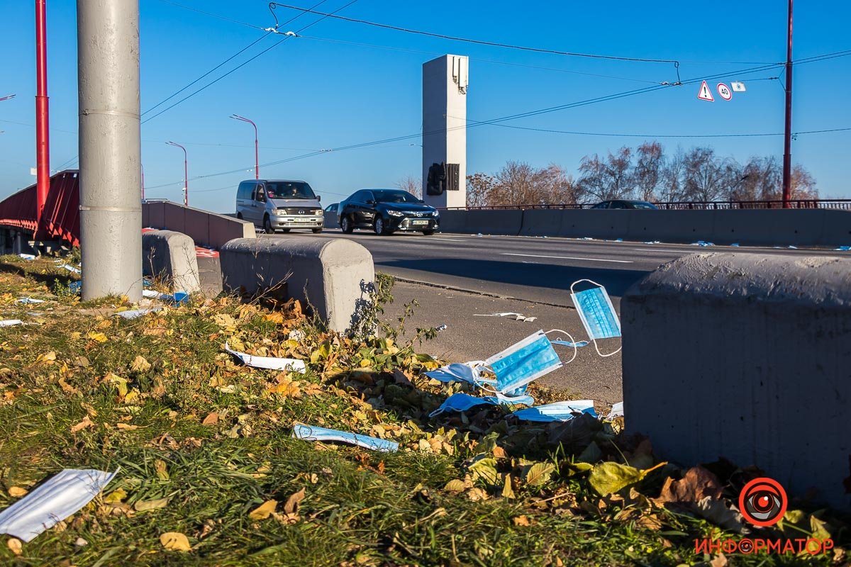 СИЗ разлетелись по проезжей части СИЗ разлетелись по проезжей части