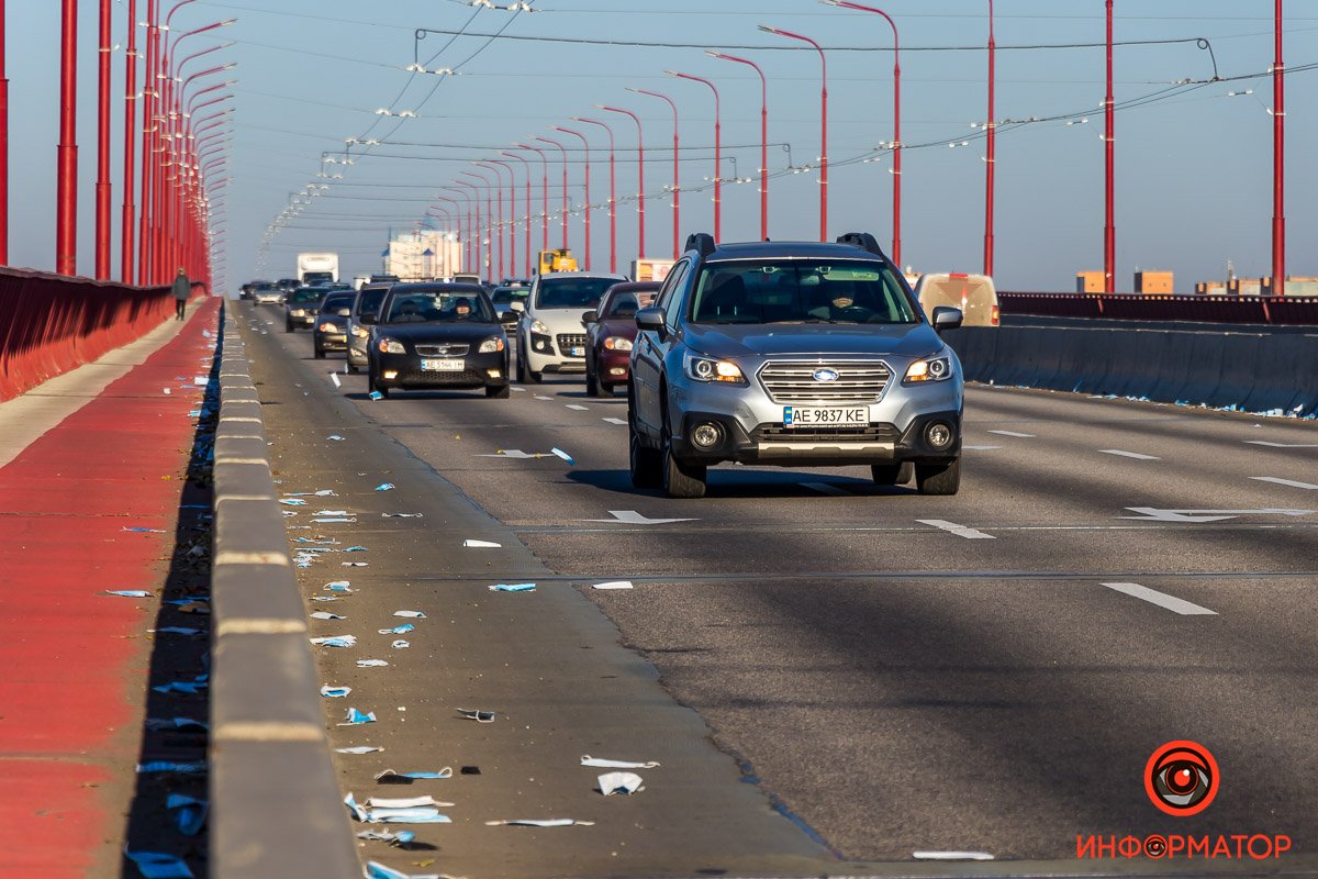 Грузовик уехал, а маски летают под колесами автомобилей Грузовик уехал, а маски летают под колесами автомобилей