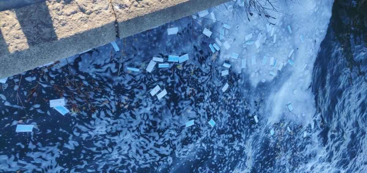 Маски поразлетались по Новому мосту и упали в воду Маски поразлетались по Новому мосту и упали в воду