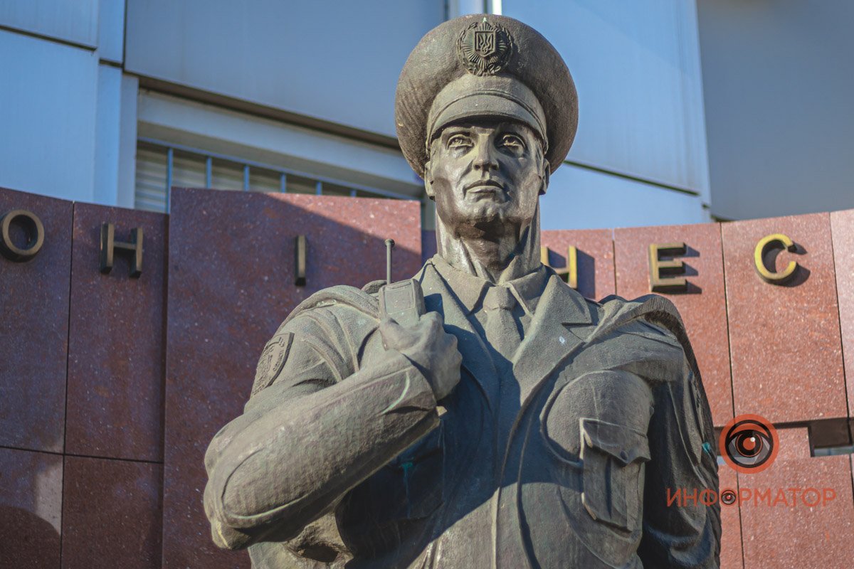 Памятник стоит возле Главного управления Национальной полиции в Днепропетровской области Памятник стоит возле Главного управления Национальной полиции в Днепропетровской области