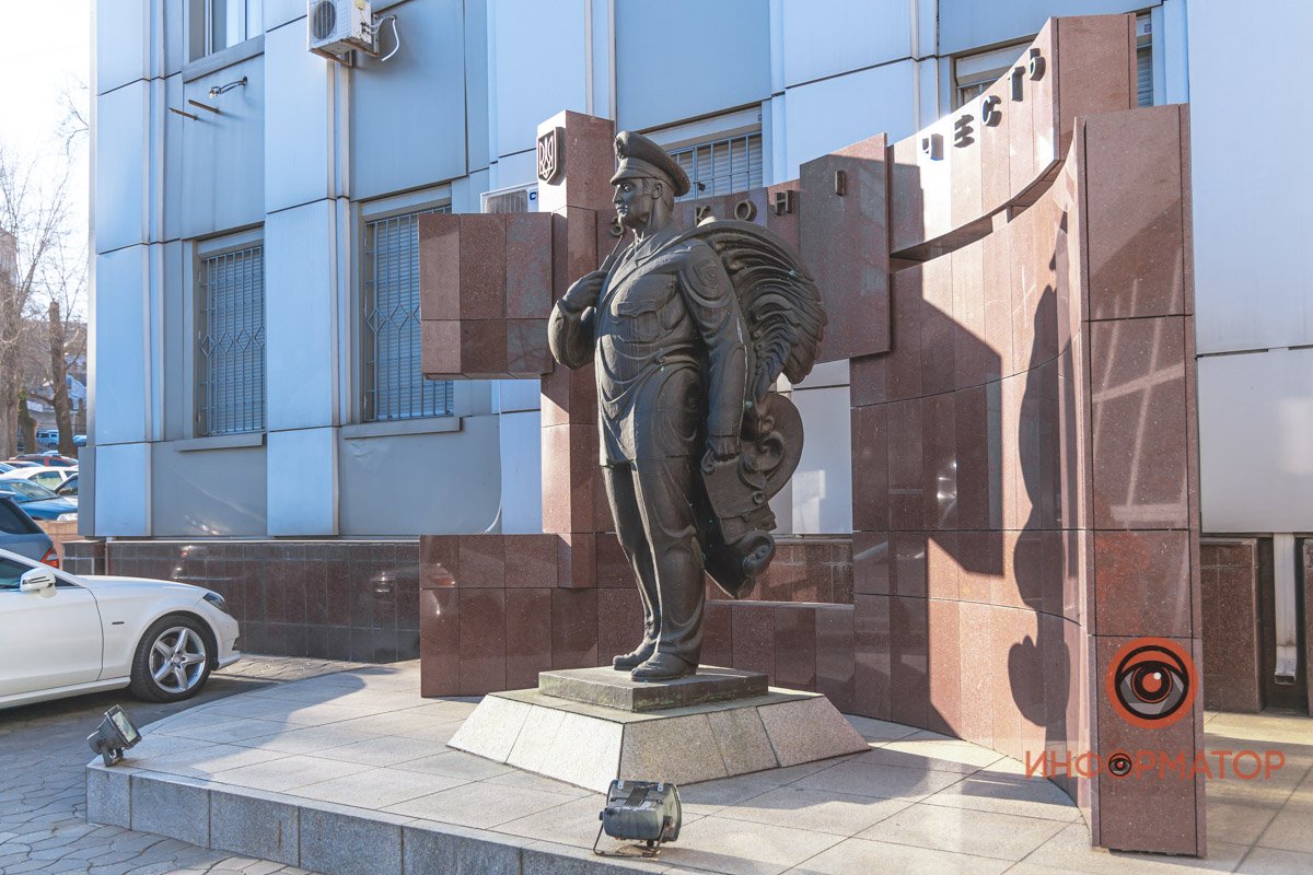 Из-за них памятник получил народное название «Ментокрыл» Из-за них памятник получил народное название «Ментокрыл»