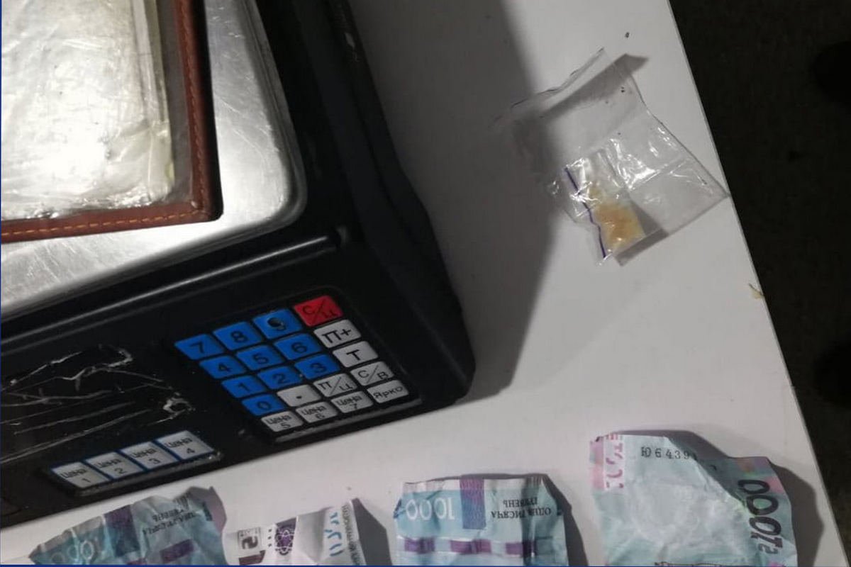 Помимо фальшивых купюр, у женщины нашли два слип-пакета со светло-коричневым веществом Помимо фальшивых купюр, у женщины нашли два слип-пакета со светло-коричневым веществом