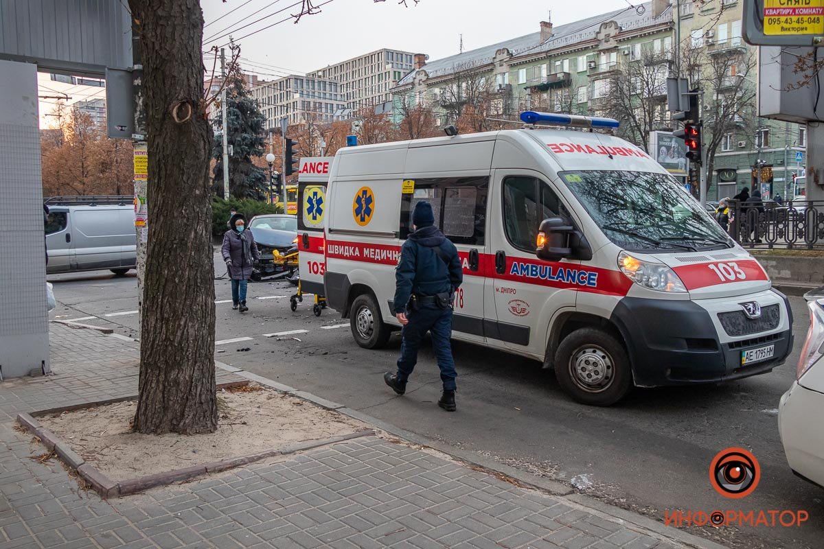ДТП на проспекте Яворницкого: пострадала женщина