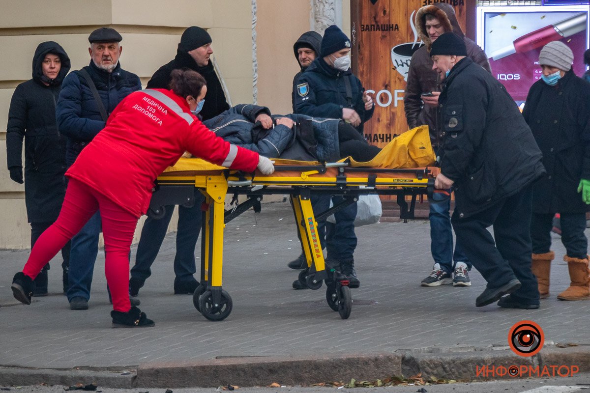 Opel отбросило на тротуар, где он сбил женщину